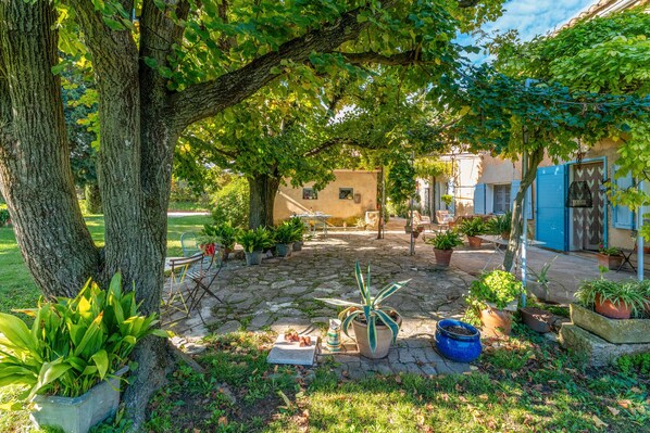 Terrace/patio - Holiday Home 'Le Mas Des Glycines' with Wi-Fi (Cavaillon)