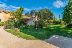 Property grounds - Holiday Home 'Le Mas Des Glycines' with Wi-Fi (Cavaillon)