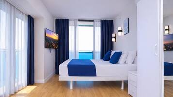 Una habitación de hotel moderna con una cama, televisión y vistas a la ciudad.