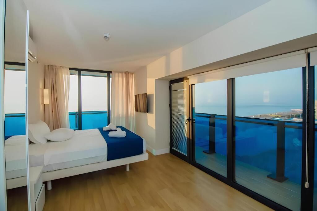 房內夾萬、書桌、手提電腦工作空間、遮光窗簾/窗簾