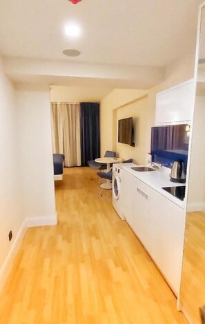 Caja de seguridad en la habitación y escritorio 