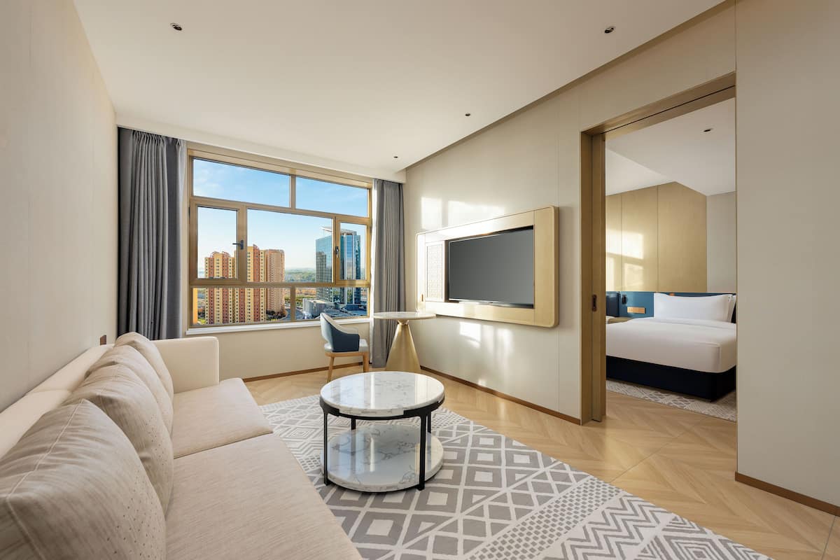 Suite, 1 habitación | Ropa de cama de alta calidad, edredón, escritorio y cortinas blackout