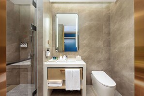 Dusche, kostenlose Toilettenartikel, Haartrockner, Hausschuhe