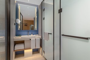 1 King Standard High Floor | Bathroom | Free toiletries, slippers, towels, toilet paper