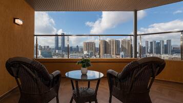 Premium bedding, down comforters, minibar, desk