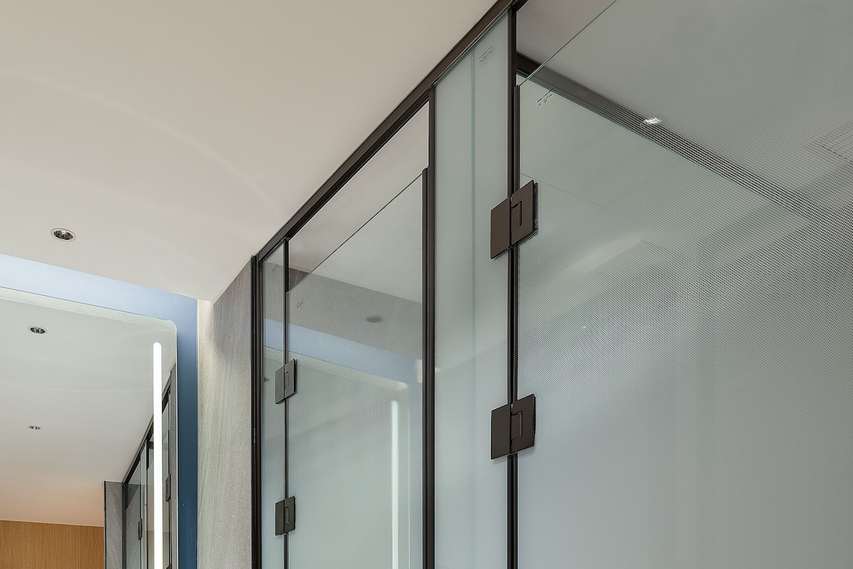 Premium bedding, down comforters, minibar, desk