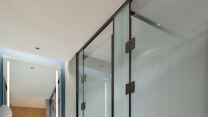 高档床上用品、羽绒被、迷你吧、办公桌