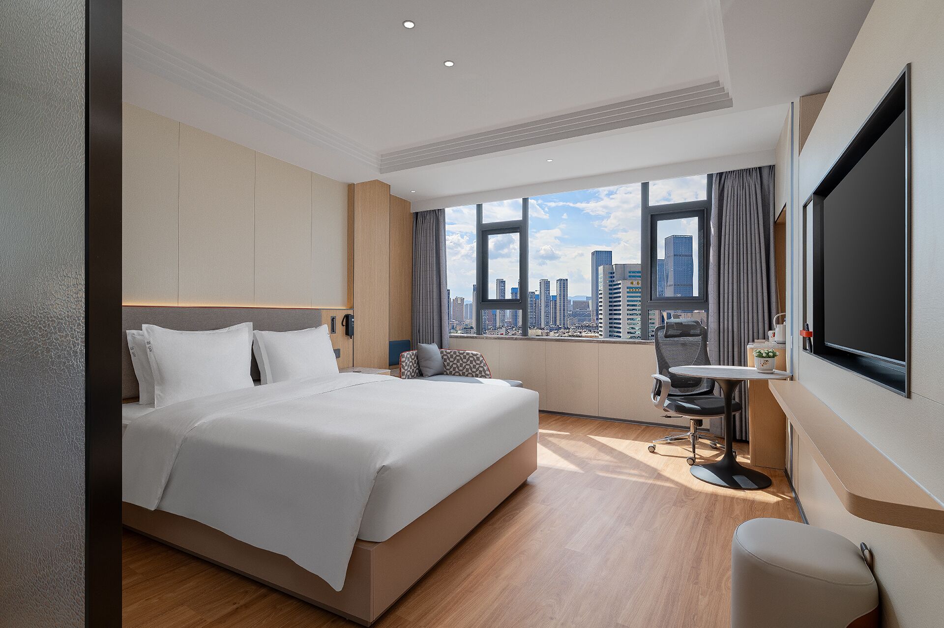 1 King Standard High Floor | Premium bedding, down duvets, minibar, desk