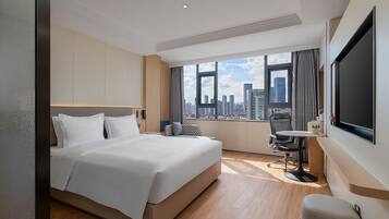 1 King Standard High Floor | Premium bedding, down duvets, minibar, desk