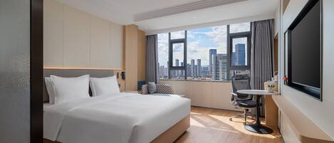 Standard Room, 1 Katil Raja (King) (High Floor) | Peralatan tempat tidur premium, gebar bulu kapas, bar mini, meja