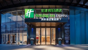 A Holiday Inn Express hotel entrance with glass doors and a sign in both English and Chinese. - Holiday Inn Express Kunming Railway Station by IHG (Kunming)