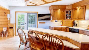 Een koelkast, een kookplaat