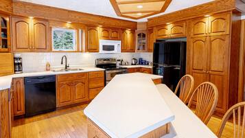 Een koelkast, een kookplaat