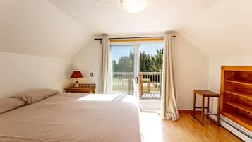 3 bedrooms, iron/ironing board, WiFi (free), bed sheets