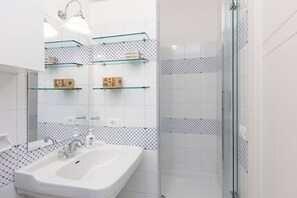 Apartment | Bathroom | Free toiletries, hair dryer, towels, toilet paper - Rental in Rome Ciambella Art Home (Rome)