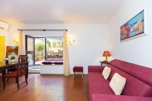 Apartment | Living area | Flat-screen TV - Rental in Rome Ciambella Art Home (Rome)