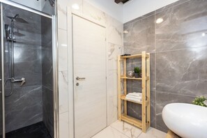 Apartment | Bathroom | Free toiletries, hair dryer, towels, toilet paper - Rental in Rome Roma Campus Martius Apartment (Rome)