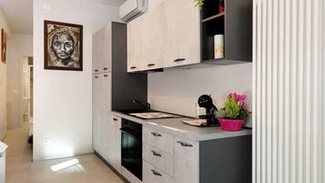 Réfrigérateur, four, plaque de cuisson, cafetiÚre/bouilloire