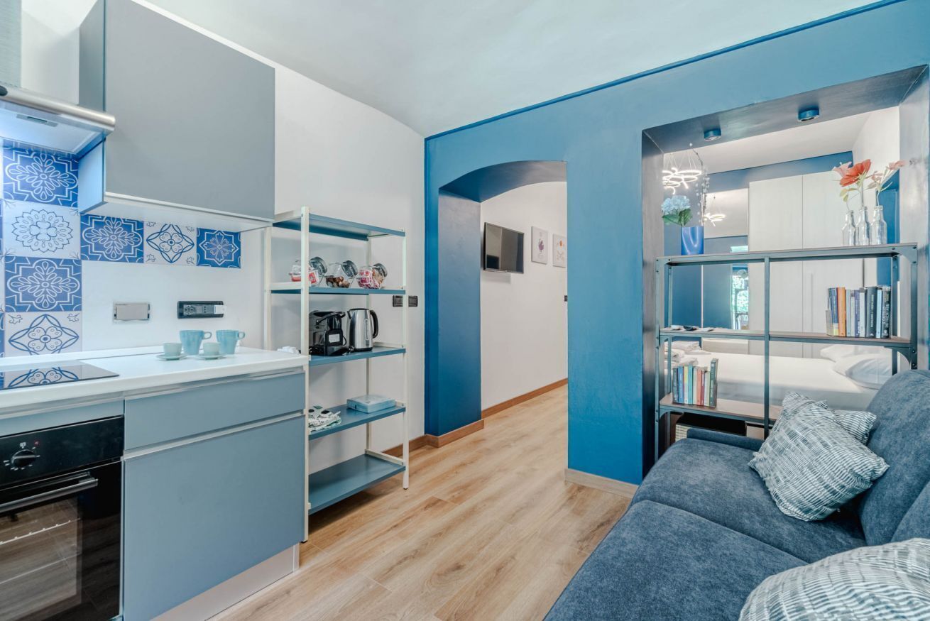 1 chambre, fer et planche à repasser