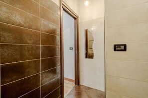 Regadera, bidet, toallas 