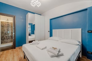 1 habitación y tabla de planchar con plancha