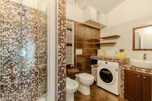 Regadera, bidet, toallas 
