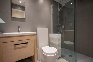 Separate bathtub and shower, deep-soaking bathtub, hair dryer, towels - Knightsbridge & Kensington 1 Bed Apartment (London)