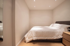1 bedroom, iron/ironing board, free WiFi, bed sheets - Knightsbridge & Kensington 1 Bed Apartment (London)