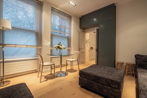 Living area - Knightsbridge & Kensington 1 Bed Apartment (London)