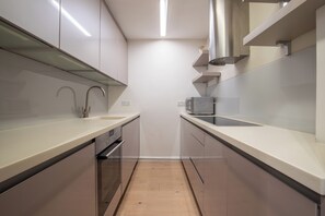 Fridge, microwave, oven, stovetop - Knightsbridge & Kensington 1 Bed Apartment (London)