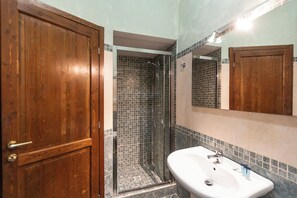 Apartment | Bathroom | Shower, rainfall showerhead, free toiletries, towels - Rental in Rome Trastevere Home Apartment (Rome)