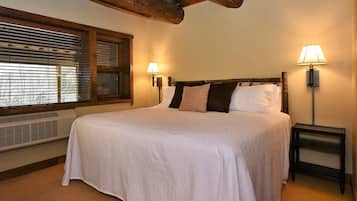 Tabla de planchar con plancha, cuna de viaje y ropa de cama
