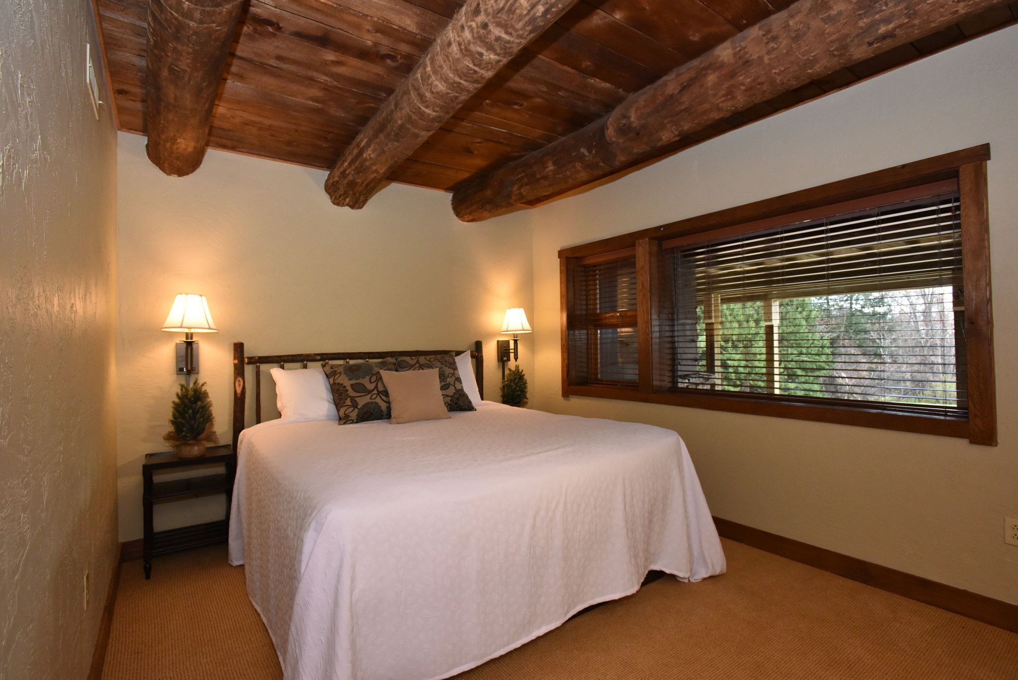 6 bedrooms, iron/ironing board, travel crib, bed sheets