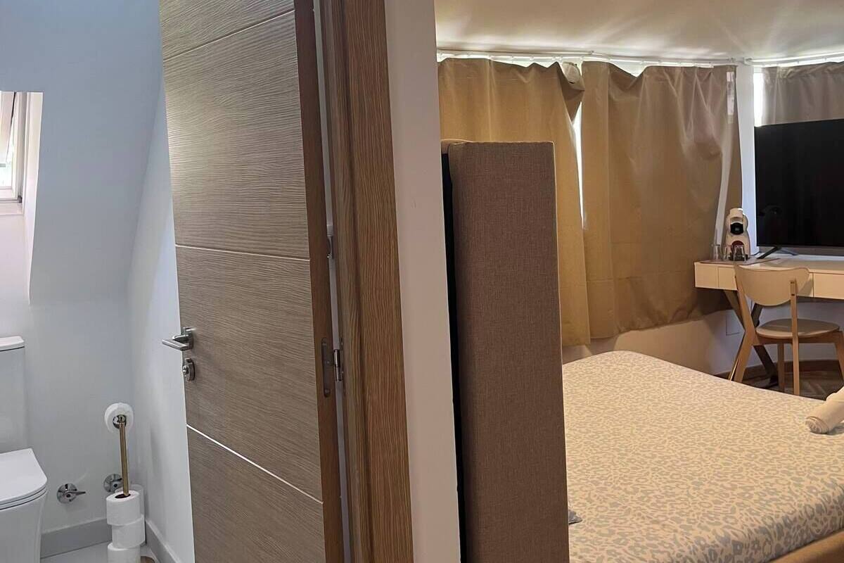 Down duvets, desk, free WiFi