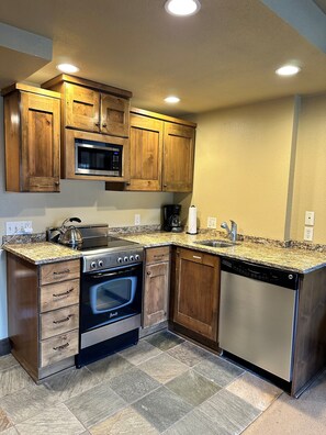 ثلاجة، ميكروويف، موقد طهي مسطح، غسالة أطباق