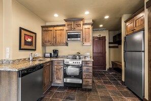 Kjøleskap, mikrobølgeovn, kokeplater og oppvaskmaskin