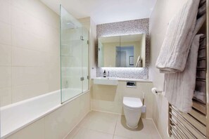 Shower, hair dryer, towels - Apt - Sleeps 4 - Balcony - King's Cross Stn Close (London)