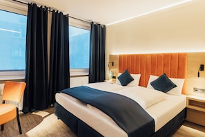 デスク、ノートパソコン用作業スペース、遮光カーテン、防音設備