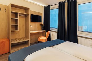 Escritorio, espacio para trabajar con laptop y cortinas blackout 