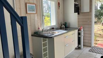 Een magnetron, een oven, een kookplaat, een vaatwasser