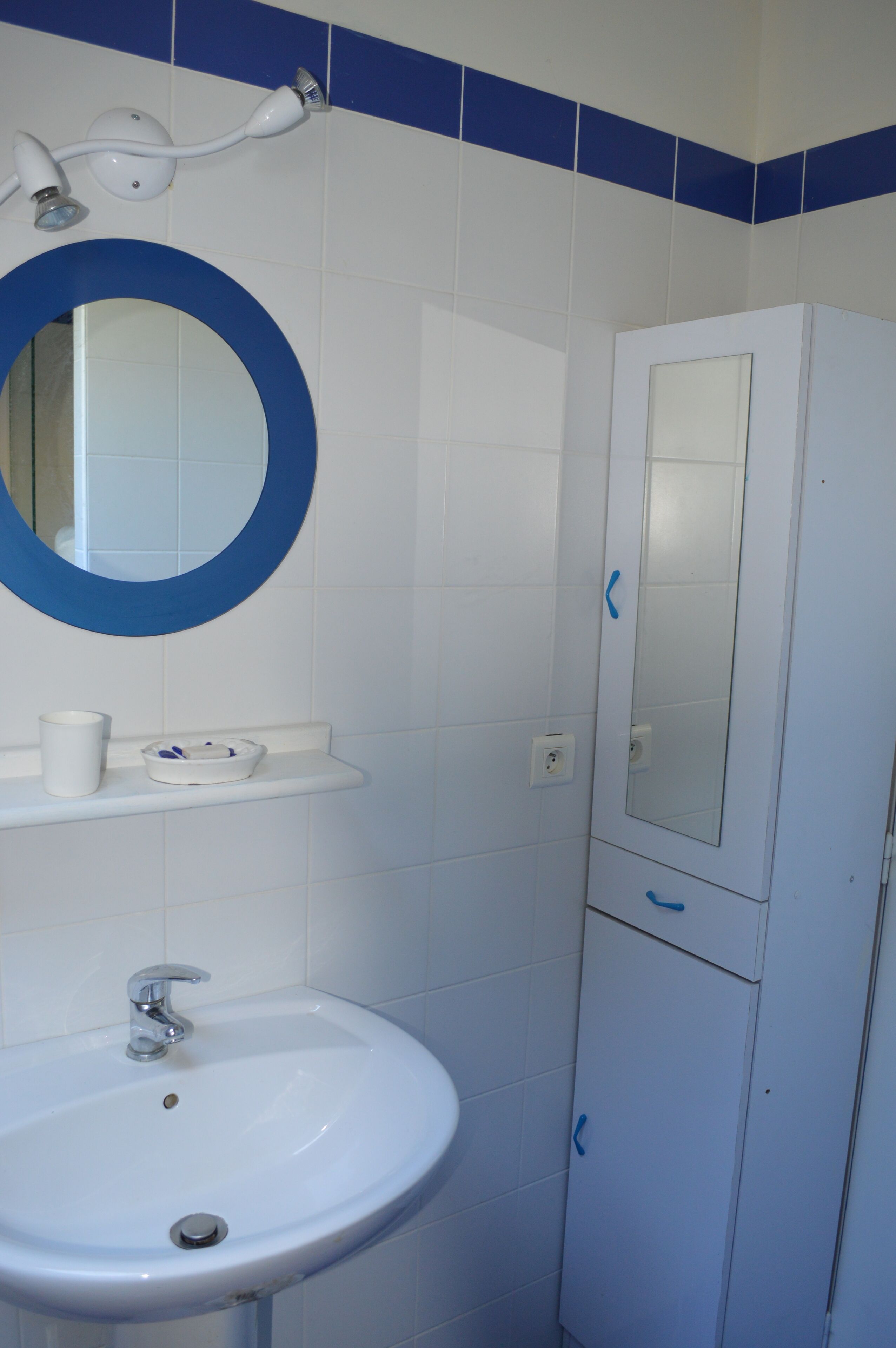 Dusche, Haartrockner, Handtücher, Toilettenpapier