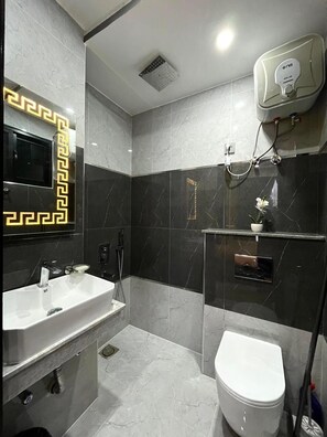 Dusj, bidé, håndklær og såpe