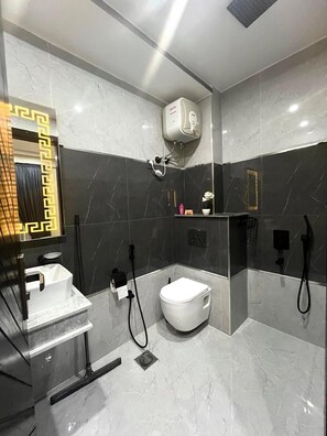 Dusche, Bidet, Handtücher, Seife