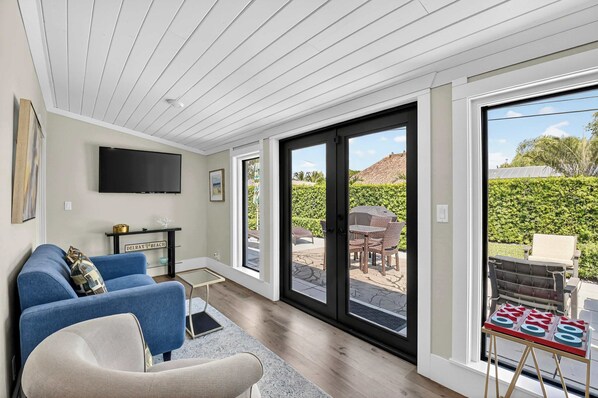 Casa, varias camas, patio, vista al jardín (Highland Cottage) | Área de sala de estar