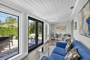House, Multiple Beds, Patio, Garden View (Highland Cottage) | Living area - Highland Cottage 2bdr for 4ppl (Delray Beach)