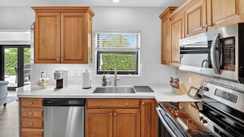 House, Multiple Beds, Patio, Garden View (Highland Cottage) | Private kitchen