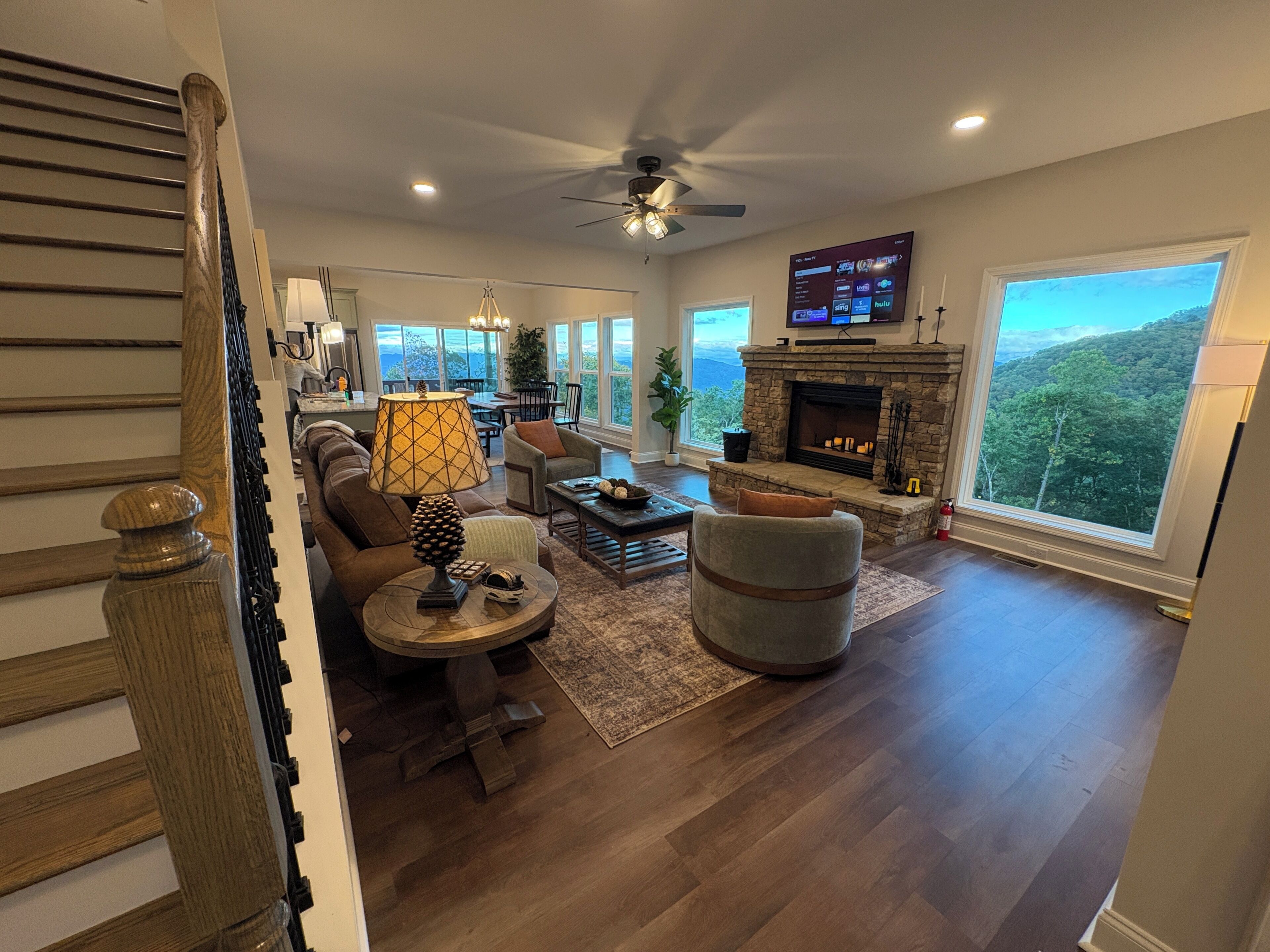 智能电视、壁炉、书、电脑显示器