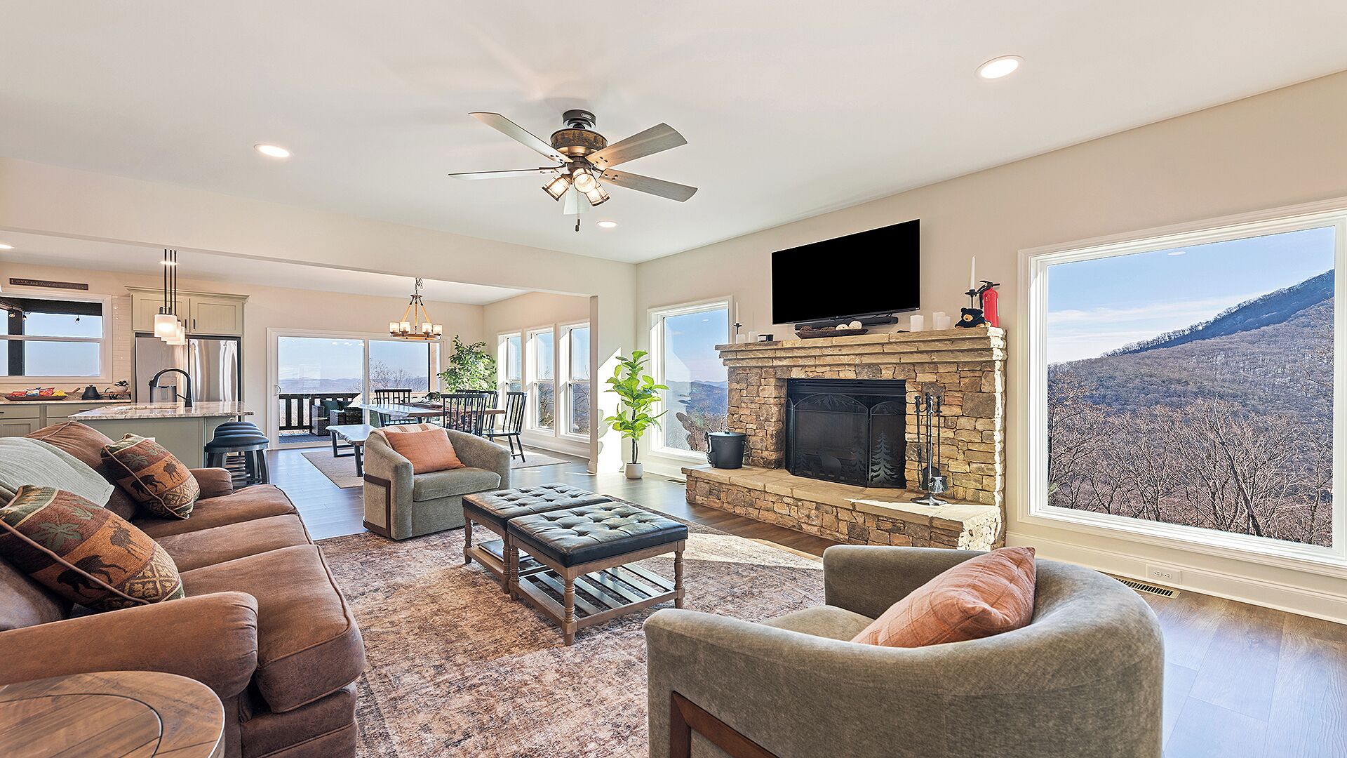 Smart-tv, eldstad, böcker och datorskärmar