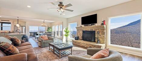 Smart-tv, eldstad, böcker och datorskärmar