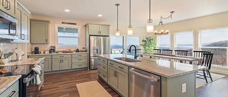 Kjøleskap, mikrobølgeovn, ovn og kokeplater